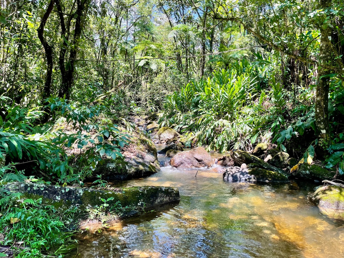 Celeiro entre mata e rio, em Visconde de Mauá