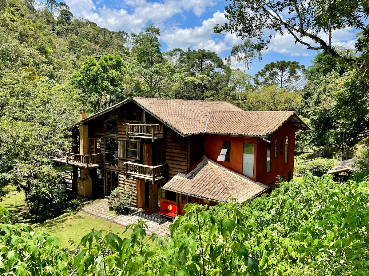 Celeiro entre mata e rio, em Visconde de Mauá