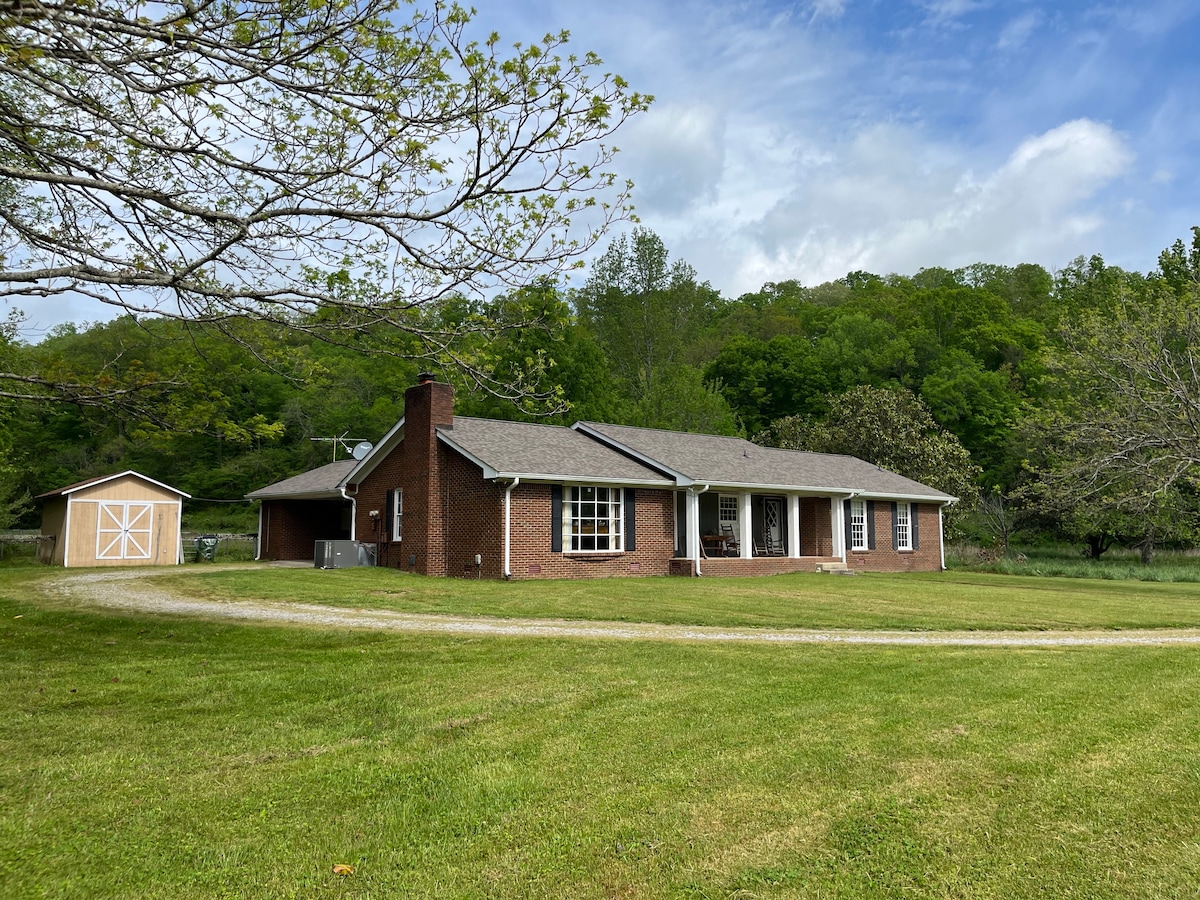 Fork Inn's Romantic 2BR apt cabin with hot tub opt