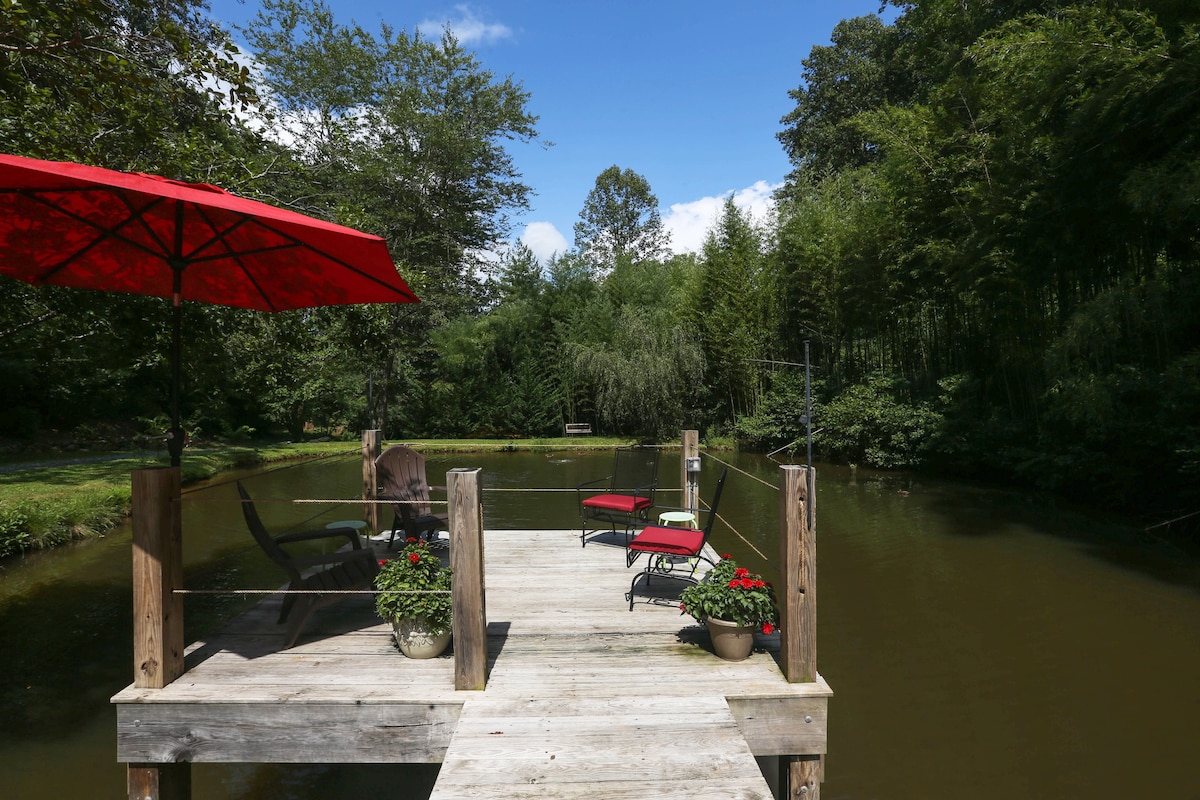 小山溪（ Little Mountain Stream and Pond ）的温馨小屋