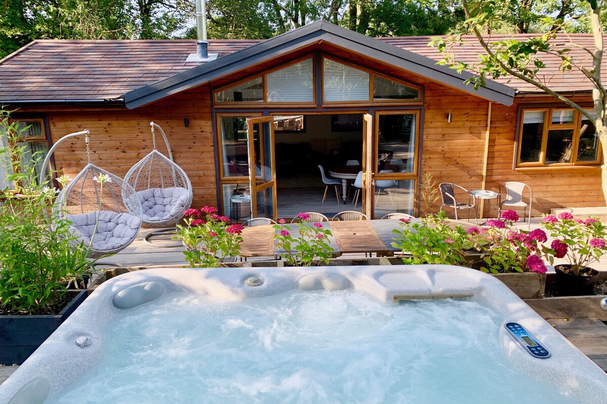 新森林中热水浴缸的度假木屋