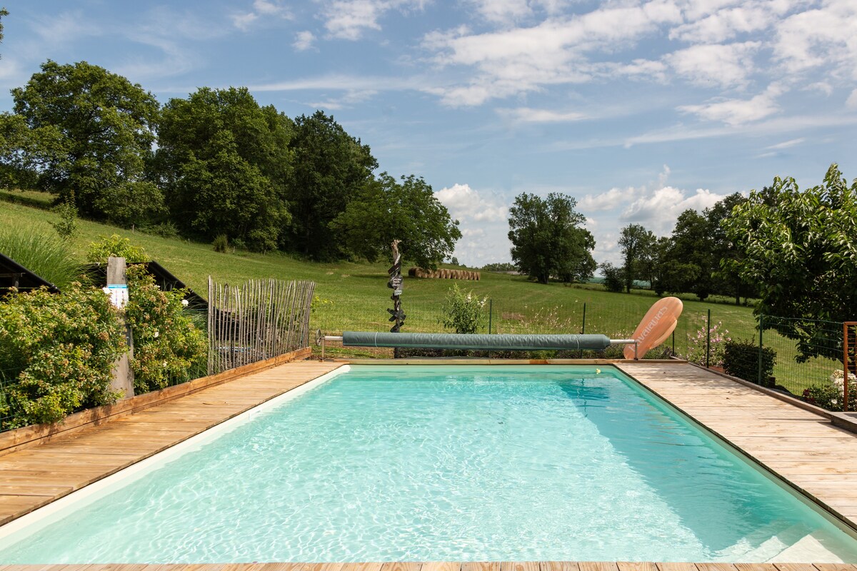 Insolite grange  avec piscine 8 Pers en Corrèze