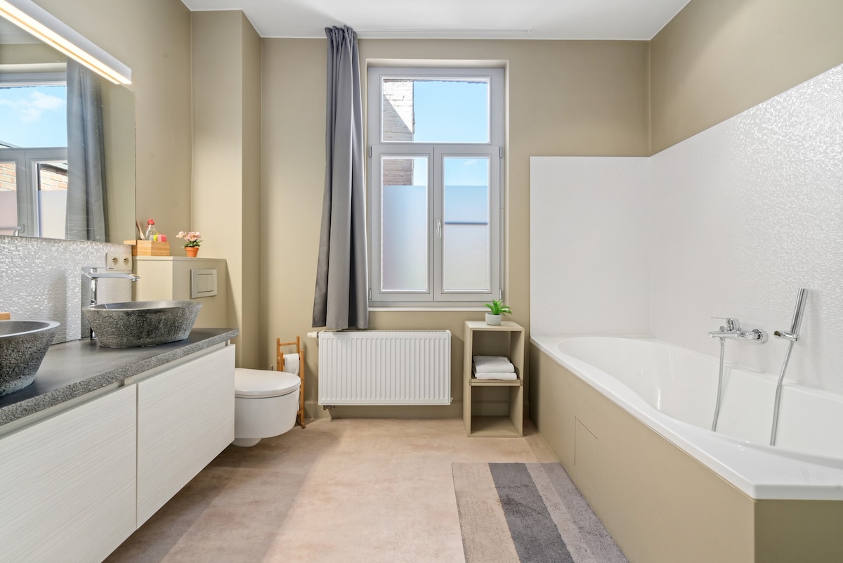 Large Loftroom with deluxe spacious bathroom