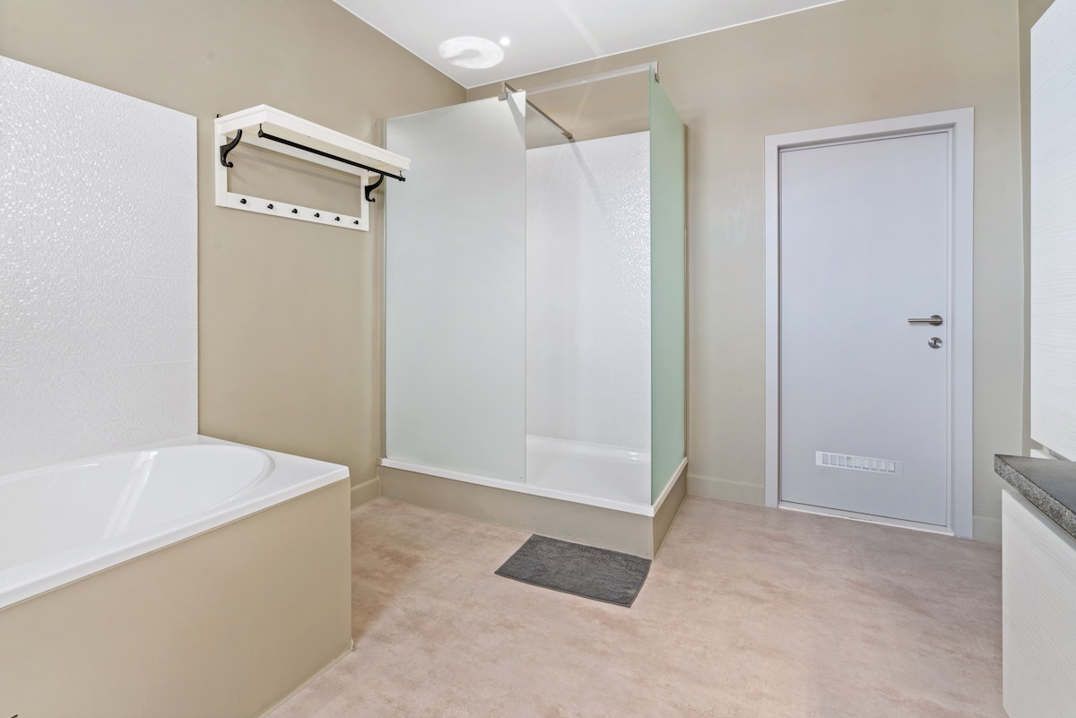 Large Loftroom with deluxe spacious bathroom
