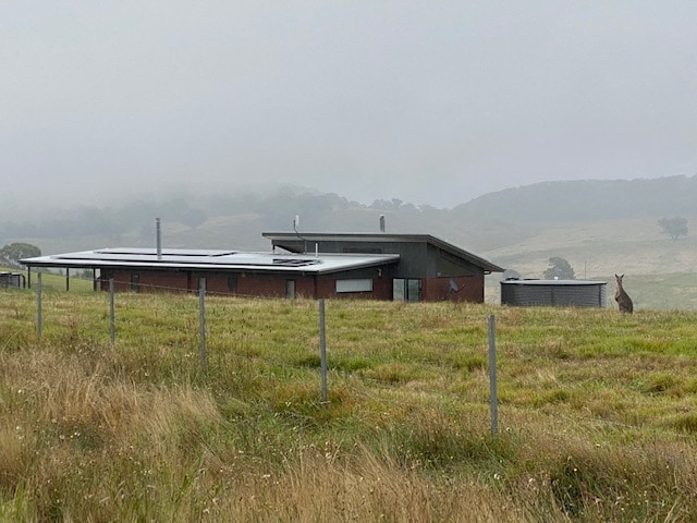 配备电动汽车充电器的可持续住宅中的乡村度假屋