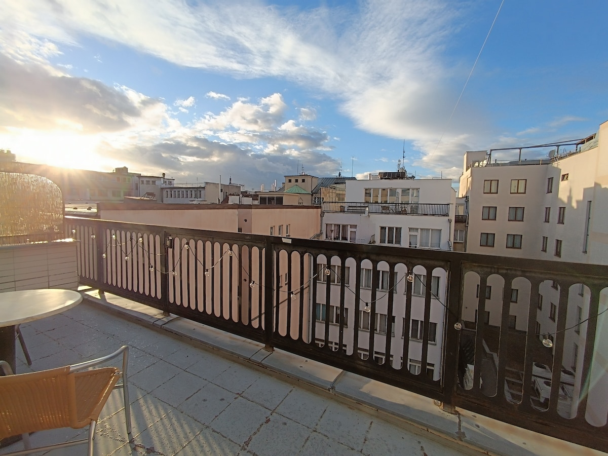 带露台和日落的布拉格市中心屋顶公寓