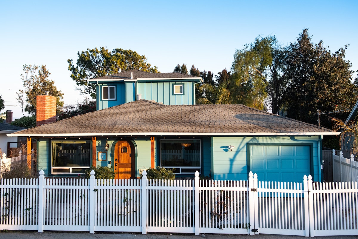 步行即可抵达卡皮托拉海滩（ Capitola Beach ）、游乐点（ Pleasure Point ）或第41大道