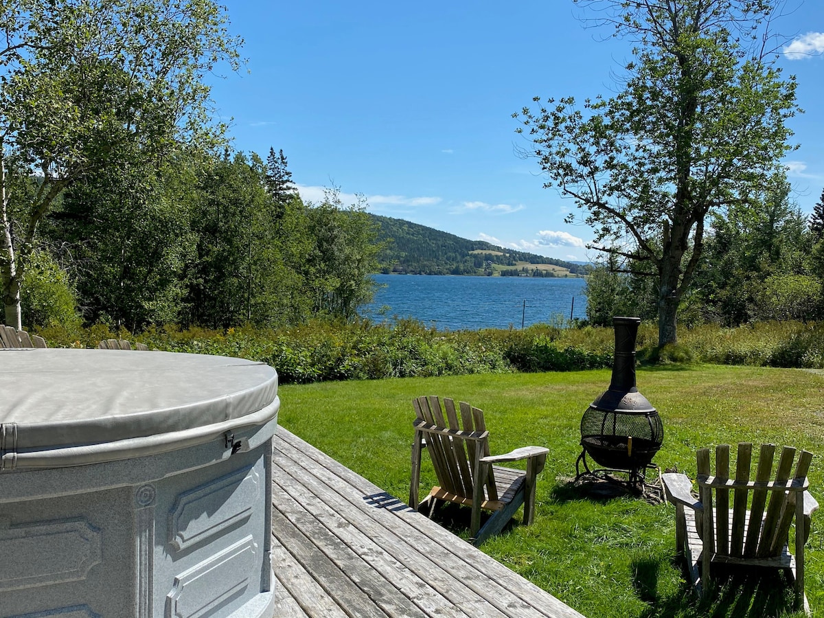 巴德克湾（ Baddeck Bay ）带热水浴缸的海滨小屋