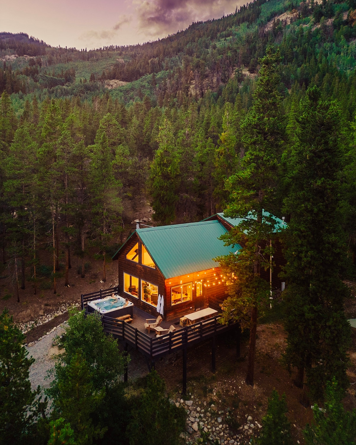 阿尔彭格洛小屋（ Alpenglow Cabin ）高耸的山脉+梦幻般的热水浴