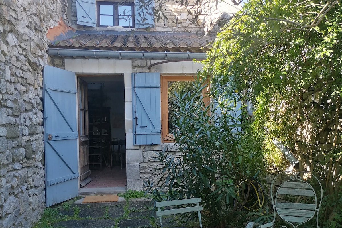 Petite maison en pierre et jardin arboré