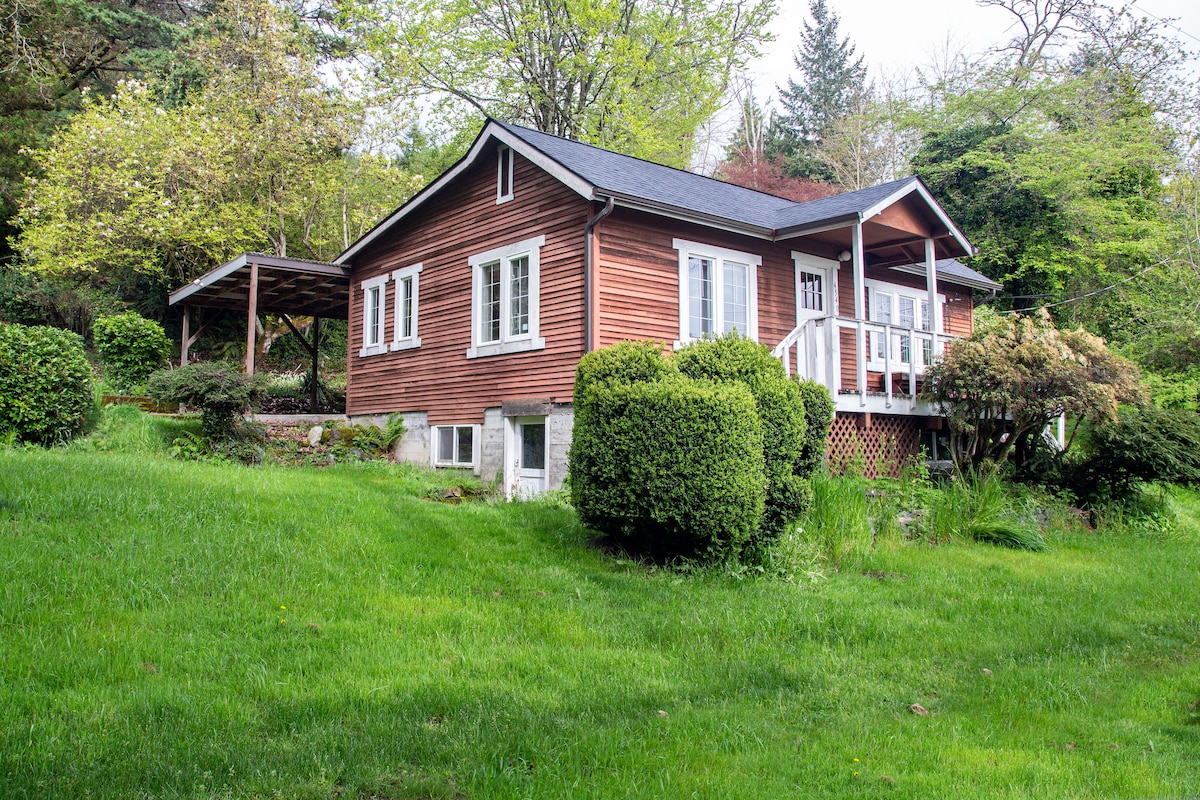 Cozy Snoqualmie 1 bedroom/2 bed Cottage