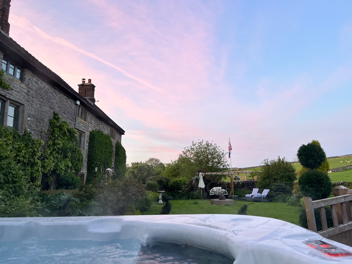 Alpacas Hot Tub Fizz Peak District Dovedale Farm