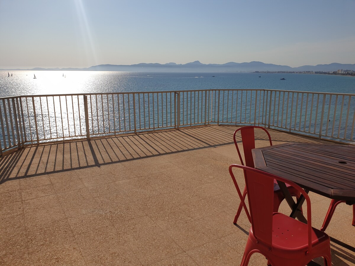 Apartment in front of the sea