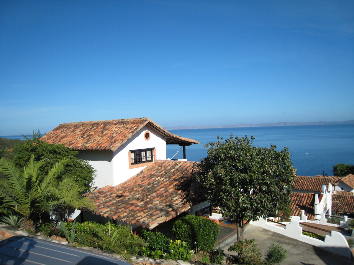 Villa en Ensenada Honda.  Piscina y vistas al mar