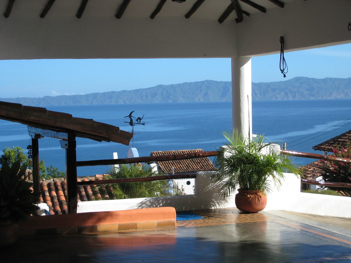 Villa en Ensenada Honda.  Piscina y vistas al mar