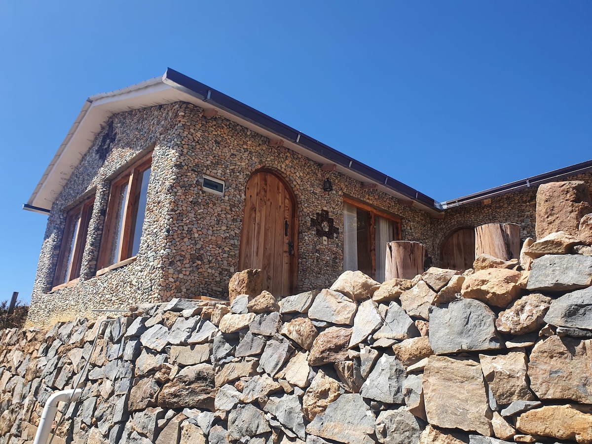 INKA PACHA小屋，有两张床和独立浴室