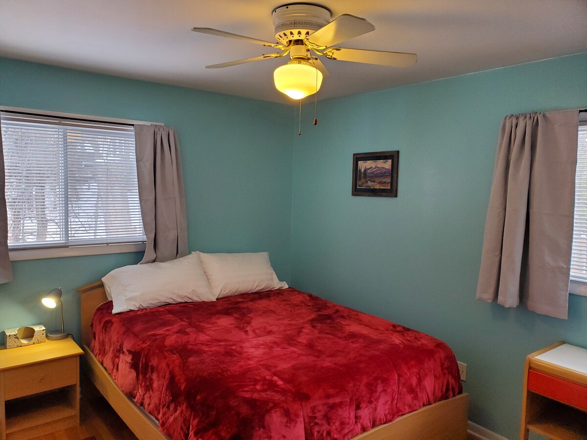 Cheerful bedroom with forest & wildlife in GR!