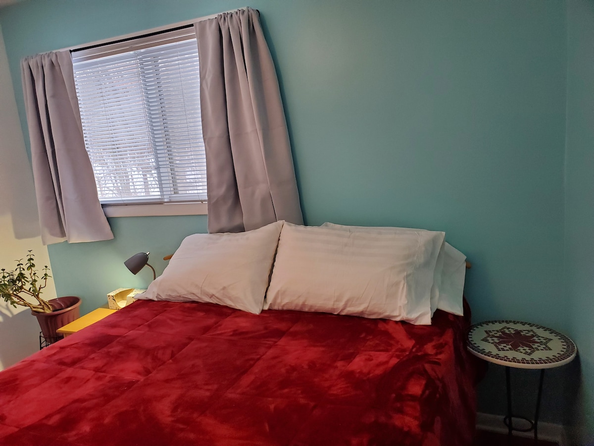 Cheerful bedroom with forest & wildlife in GR!