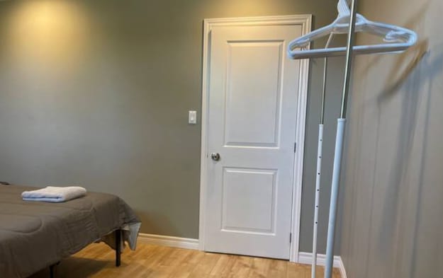 Basement Queen Bed-E(Close To Mall/transit/college