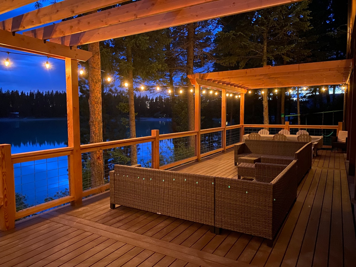 Echo Lake Cabin with Amazing Views for 14 People