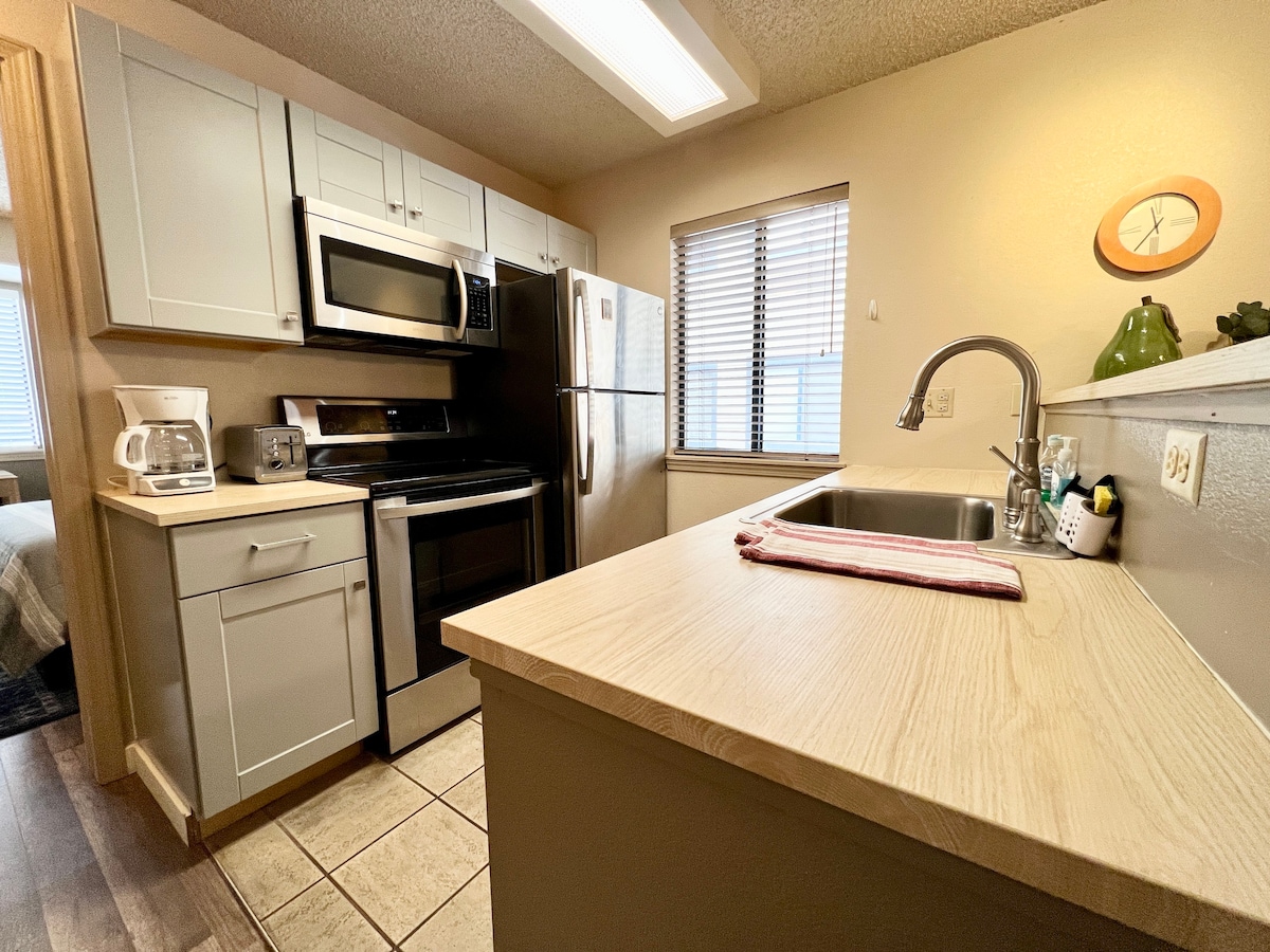 位于DTC的舒适一楼公寓，配备全功能厨房！