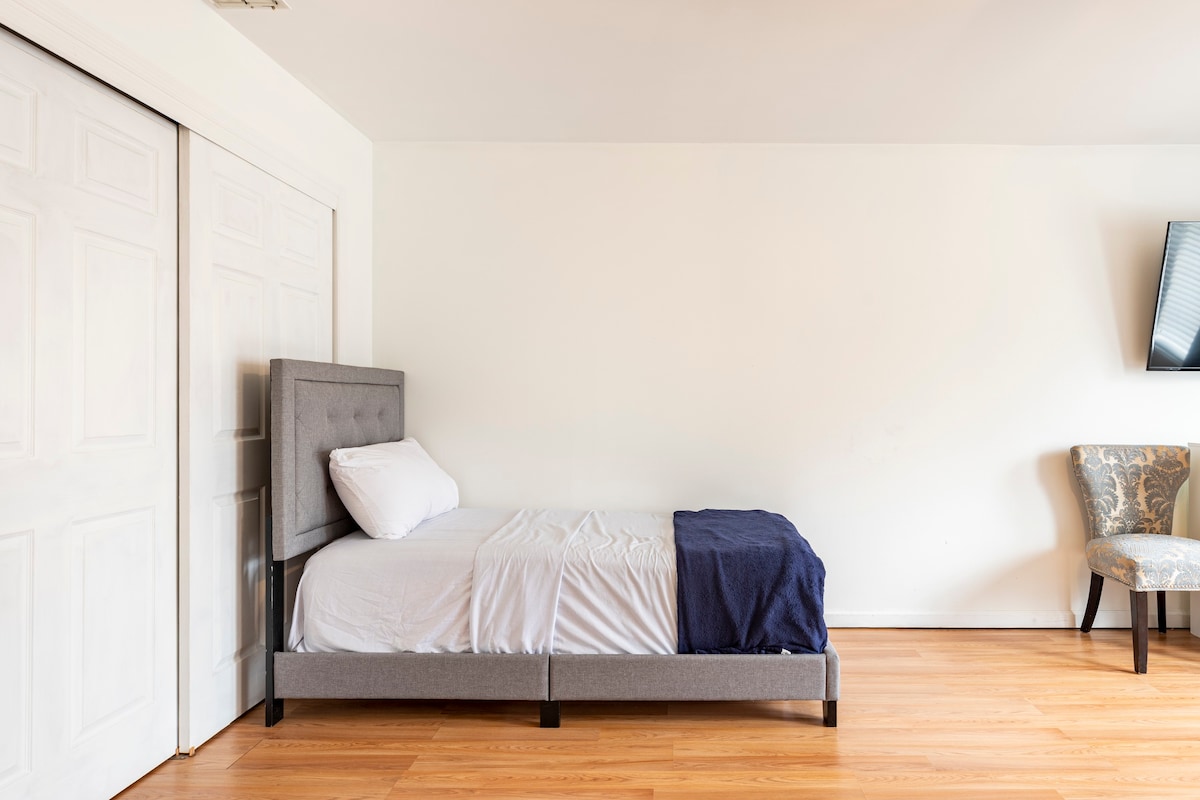 卧室、标准双人床独立卫生间和入口。