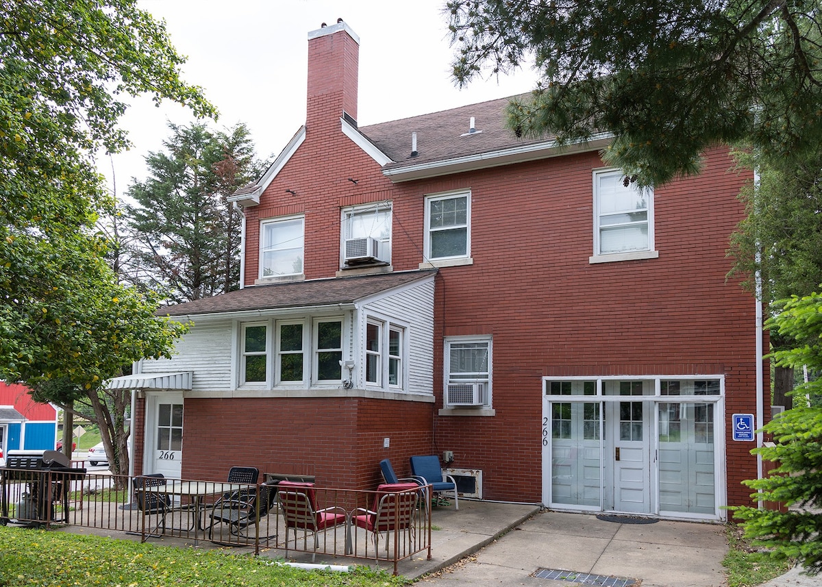 UTLEY HOME - In Historic Downtown Madisonville