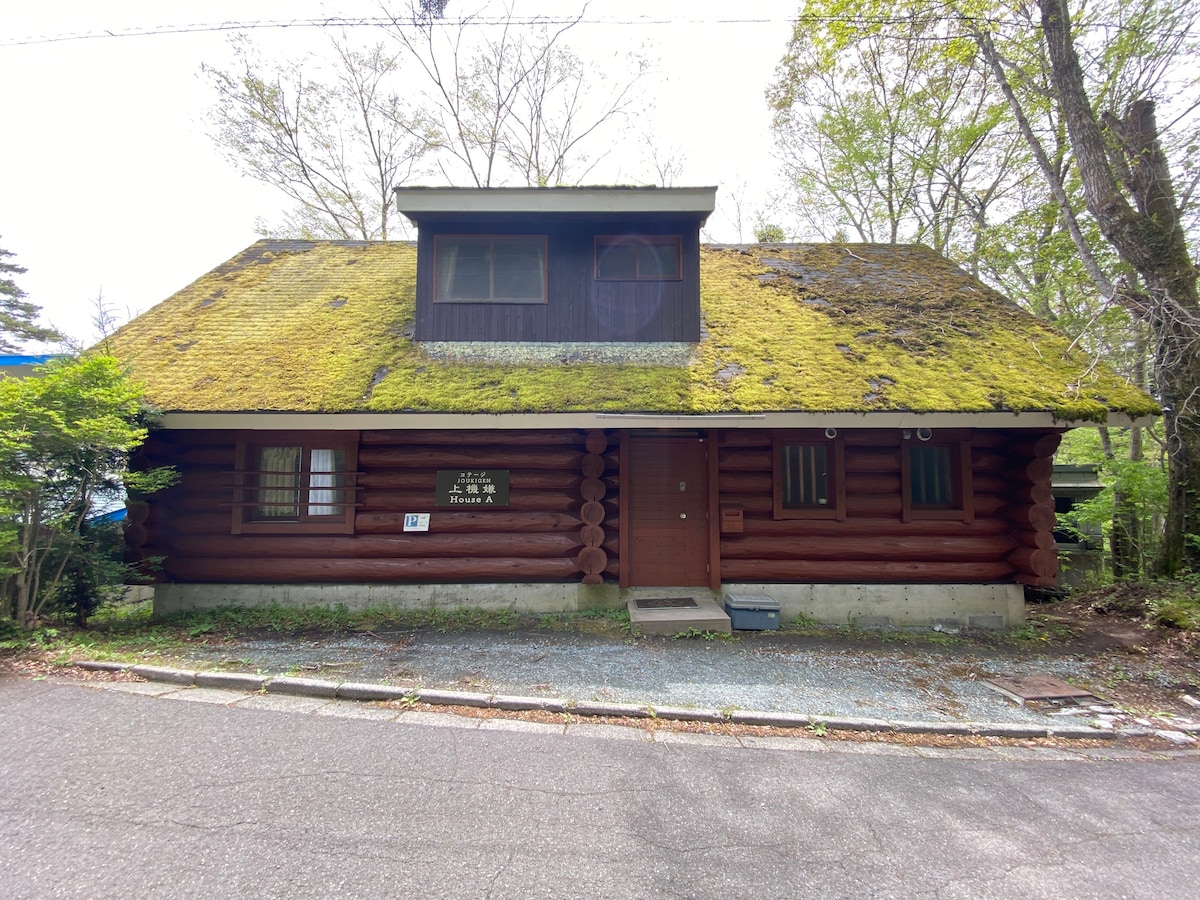 靠近富士山2层小屋的大型原木屋