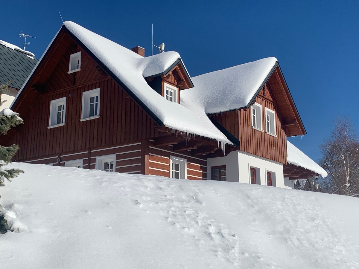 山间小屋-带滑雪坡的小屋