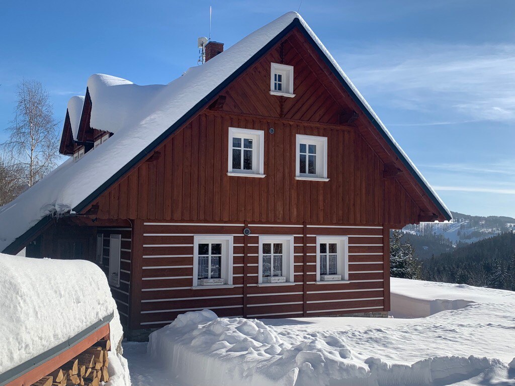 山间小屋-带滑雪坡的小屋