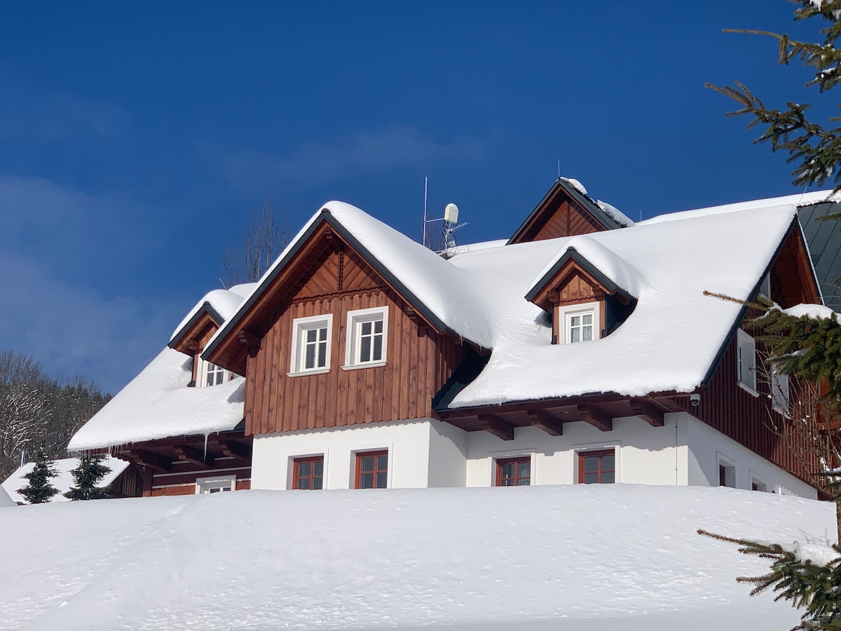 山间小屋-带滑雪坡的小屋