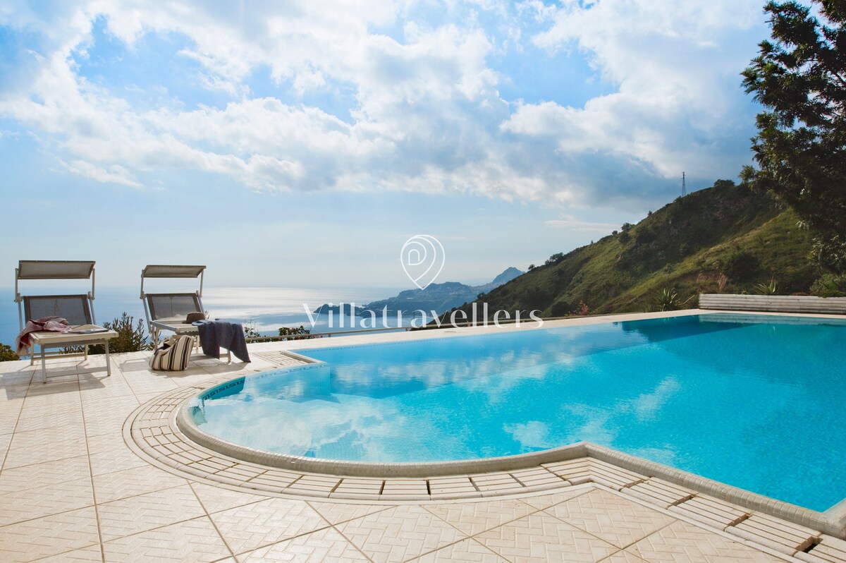 Taormina附近带泳池的别墅，可欣赏海景