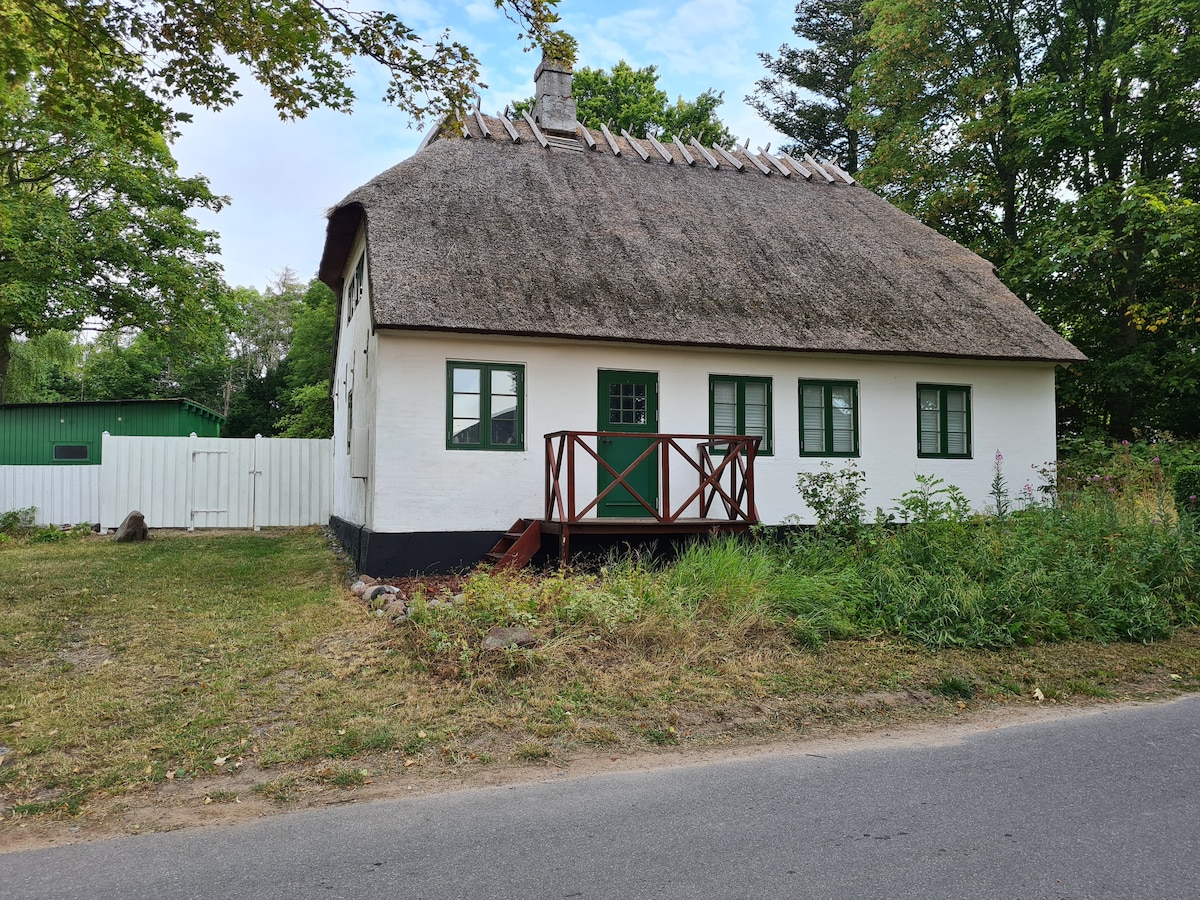 Stråtækt bindingsværkshus på skøn naturgrund