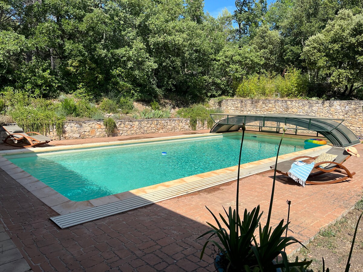别墅可供11人入住，泳池， 4500平方米，安静
