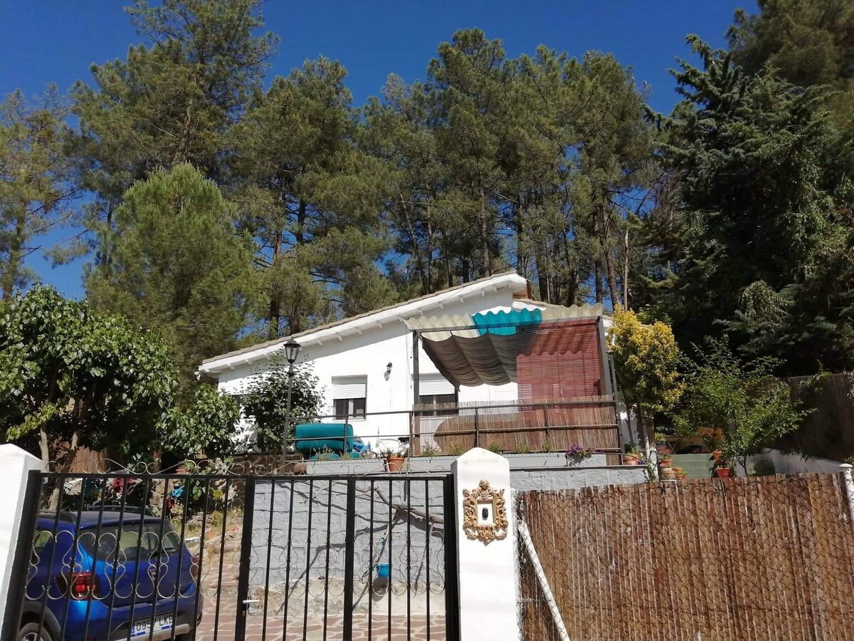 河畔的小房子马德里山脉和里约。