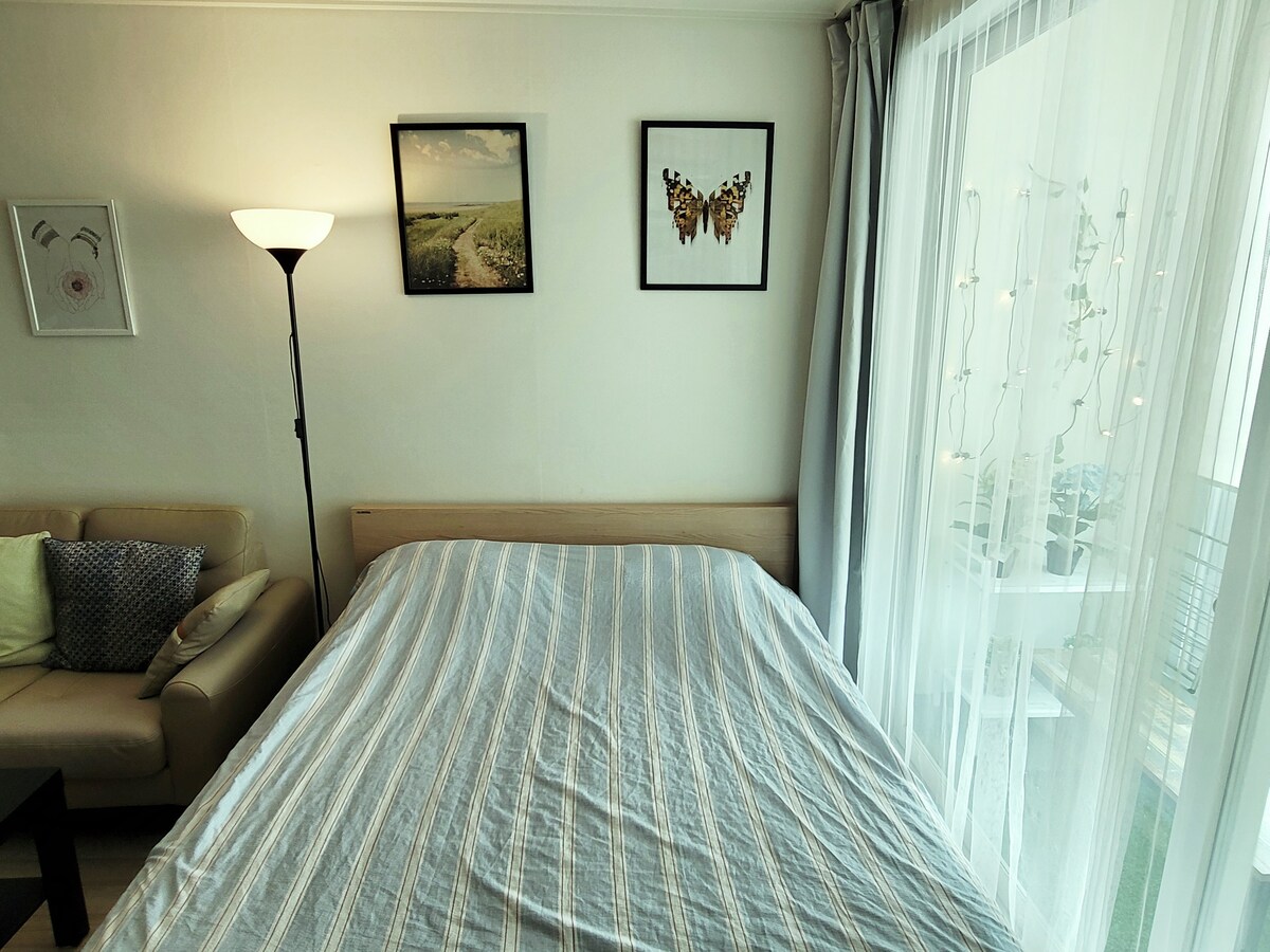 【玉松温泉站30秒】温馨舒适的卧室，豪华床铺方便，停车方便，高层阳台