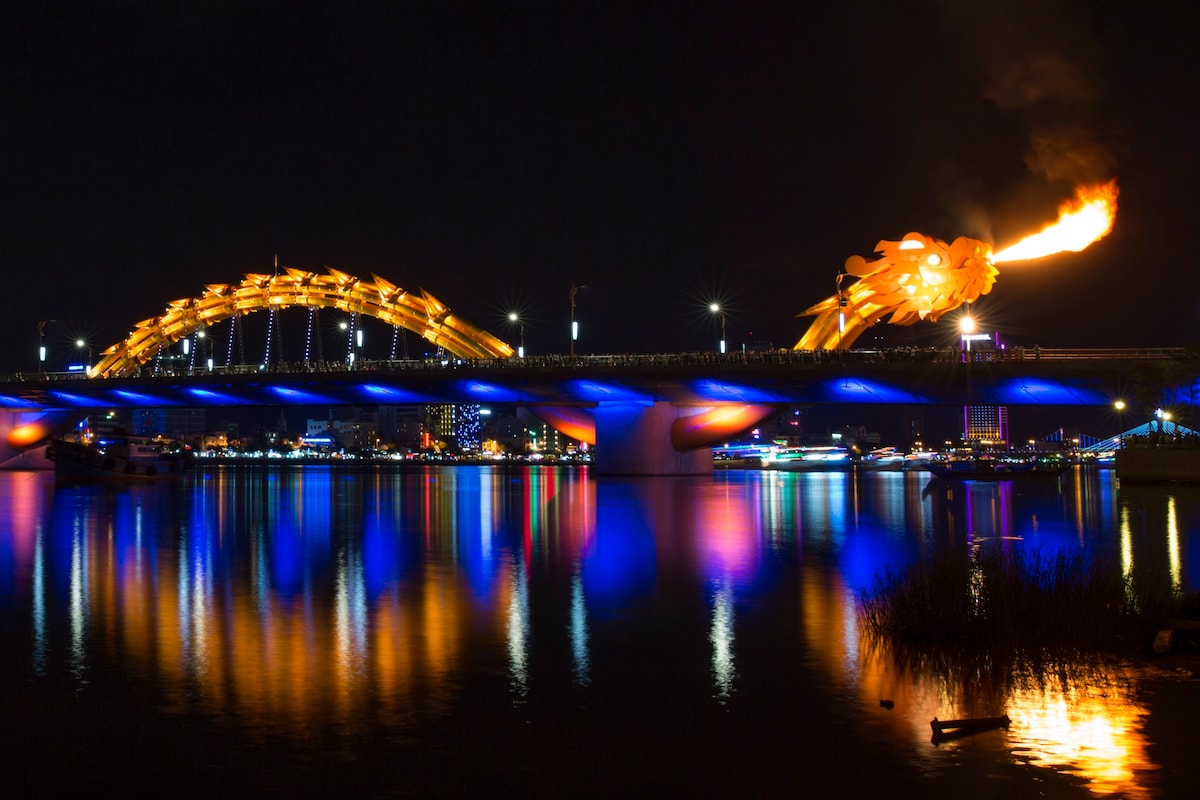 阳光单间公寓，带阳台-距离龙桥（ Dragon Bridge ）