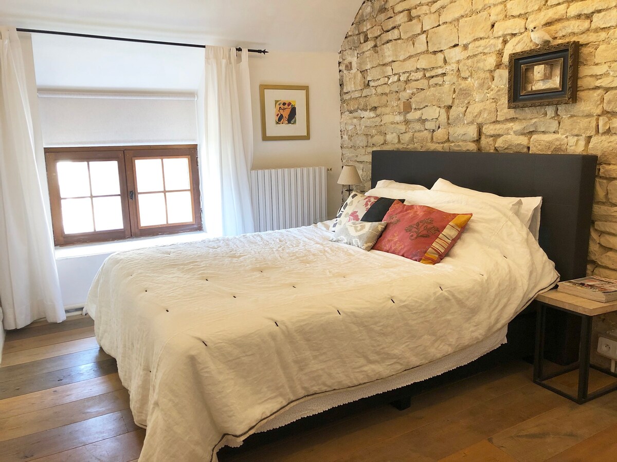 Romantic guestroom, queensize 160 x 200 boxspring