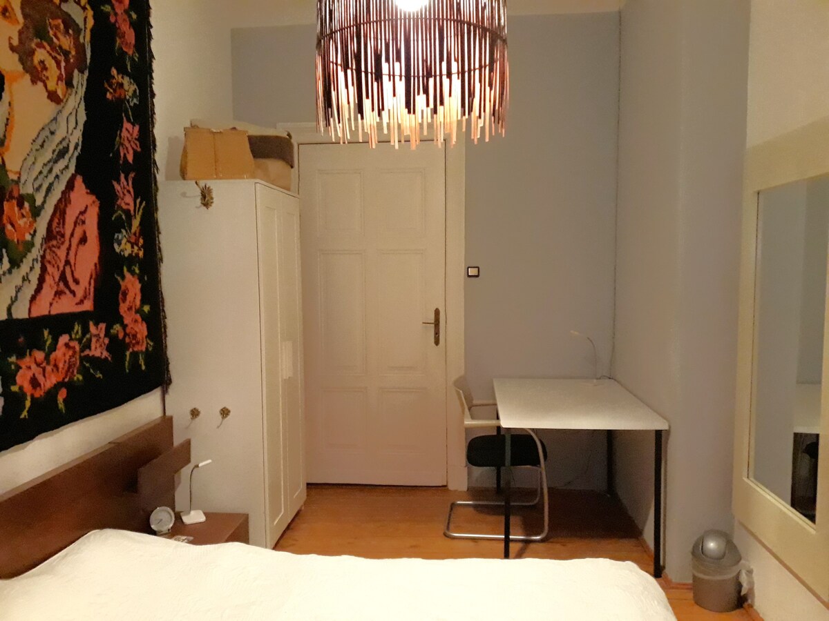 Kleines Zimmer im Berliner Altbau mit Moldau Touch