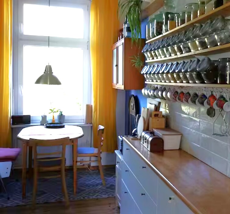 Kleines Zimmer im Berliner Altbau mit Moldau Touch