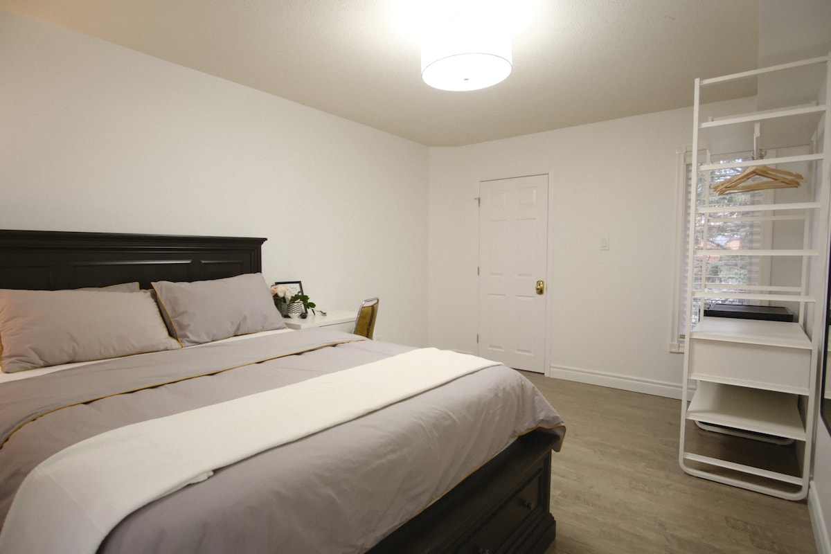 Spacious Private Room Minutes from Square One