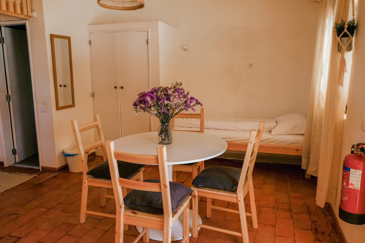 Sunny bungalow at Coliving Surfhouse in Algarve