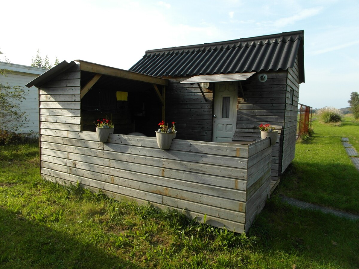 带田野和沙丘景观的微型住宅