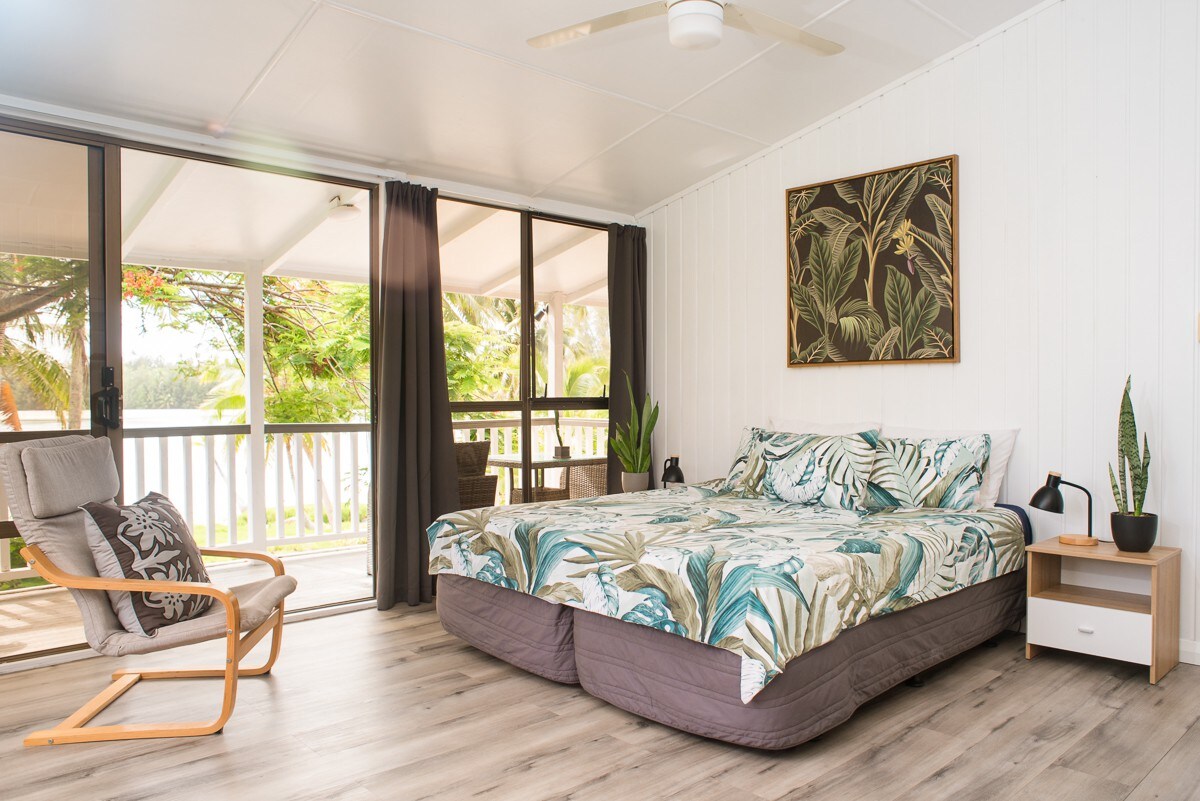 B's Beach House on Muri. 10 bedrooms, sleeps 20 !