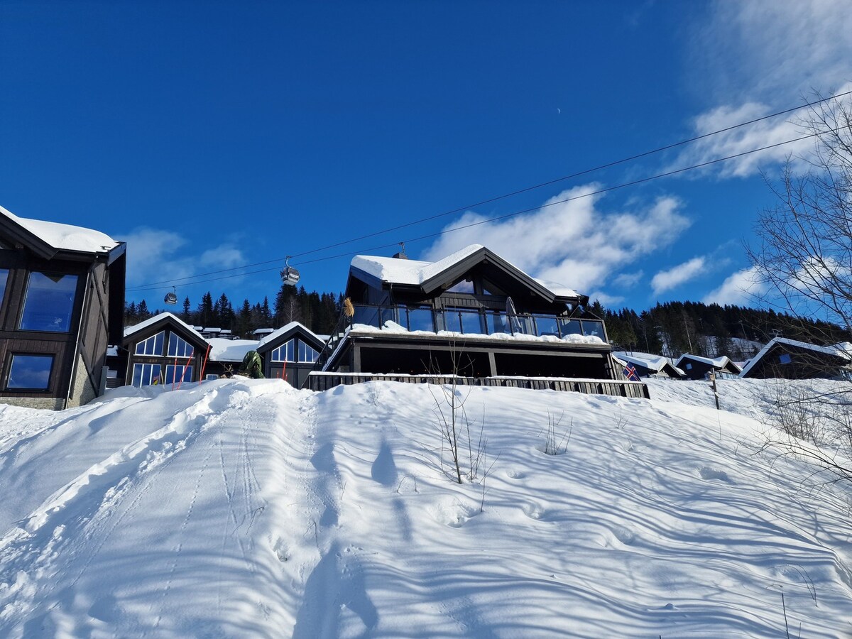 小木屋，可欣赏到美丽的雪场景观。