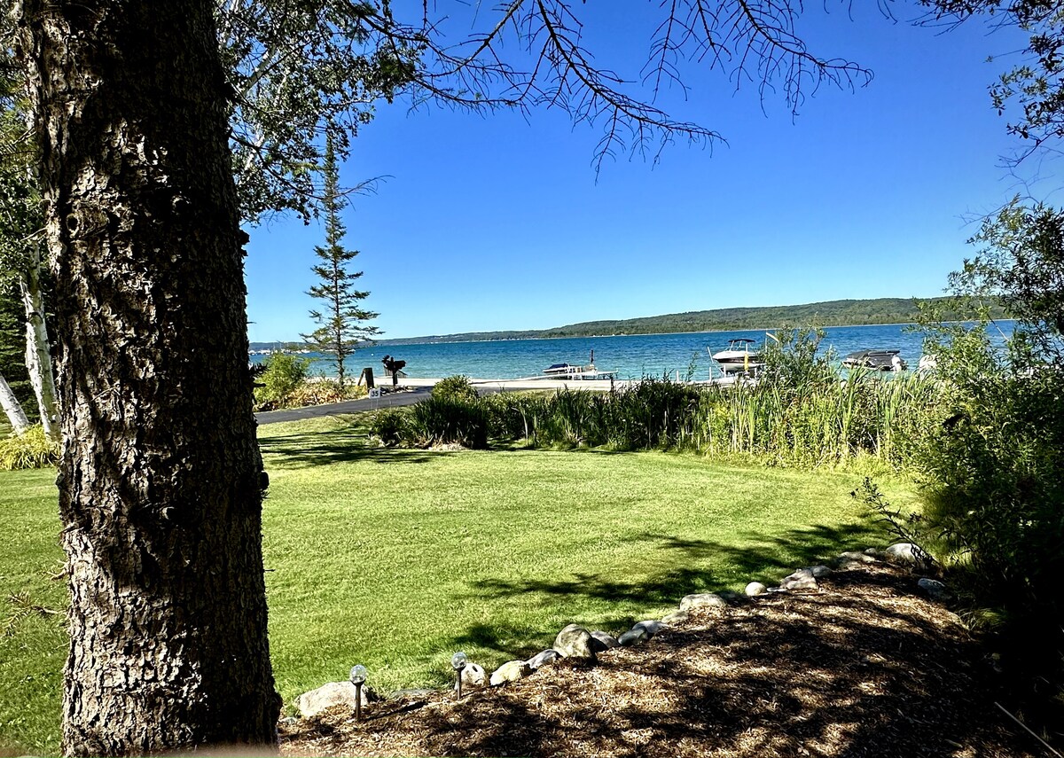 查尔沃湖家庭度假胜地（ Lake Charlevoix Family Retreat ）