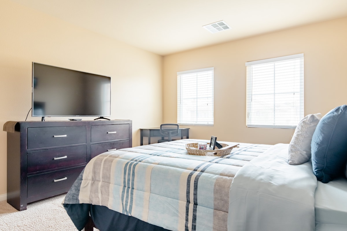 优雅宽敞的蓝色卧室，配备行政风格住宅