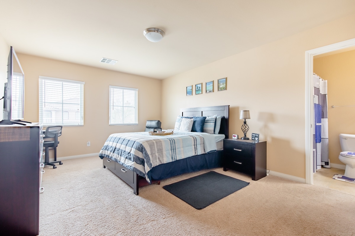 优雅宽敞的蓝色卧室，配备行政风格住宅