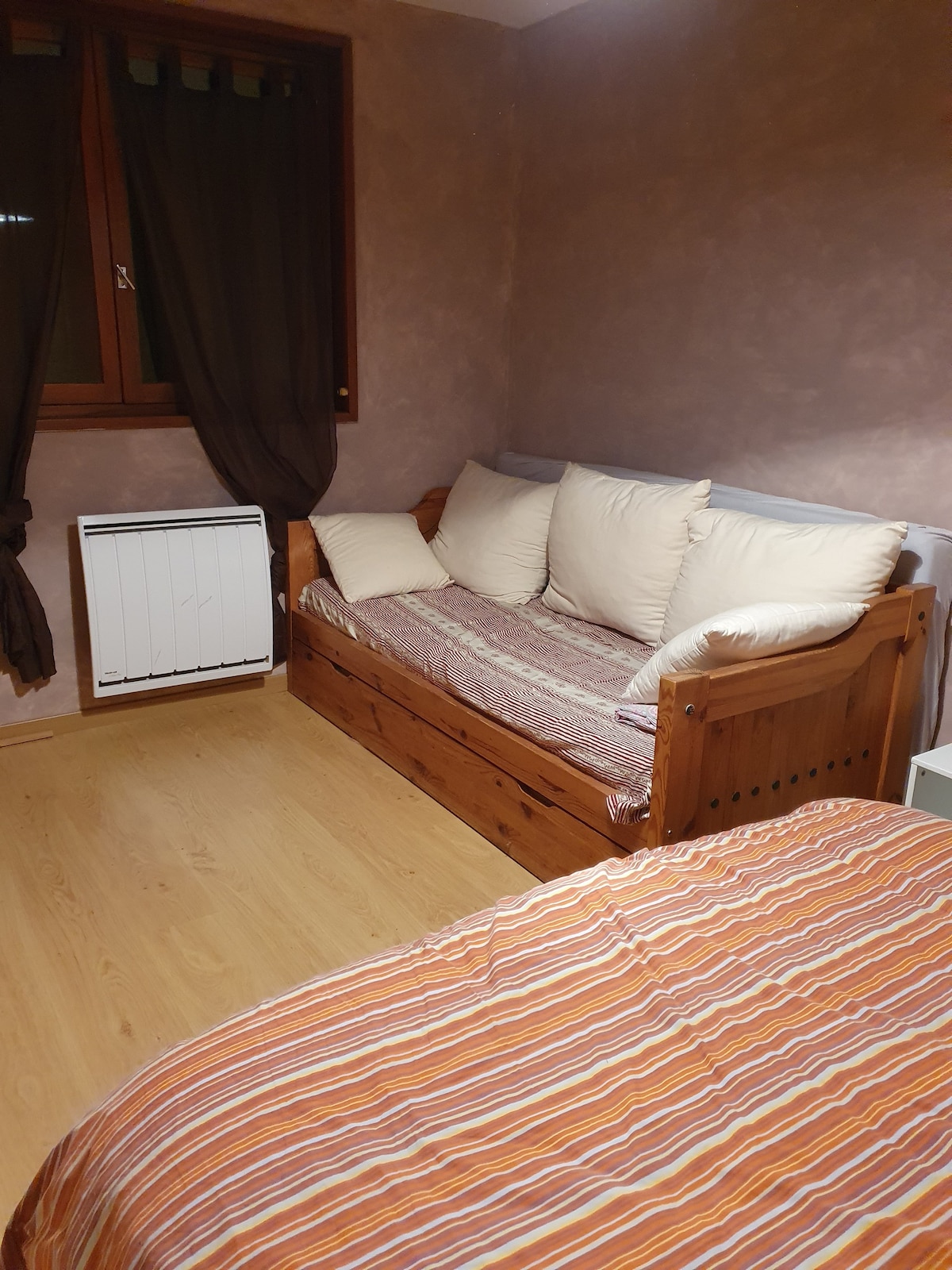 度假木屋内的卧室+卫生间，靠近日内瓦、山区