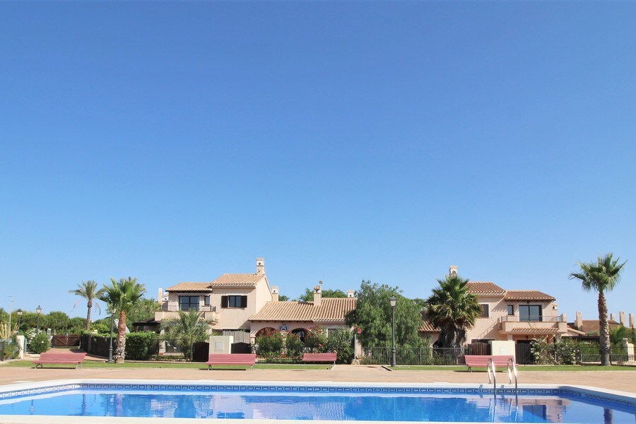 Stylish 3 bed Golf Villa (sleeps 6) communal pool